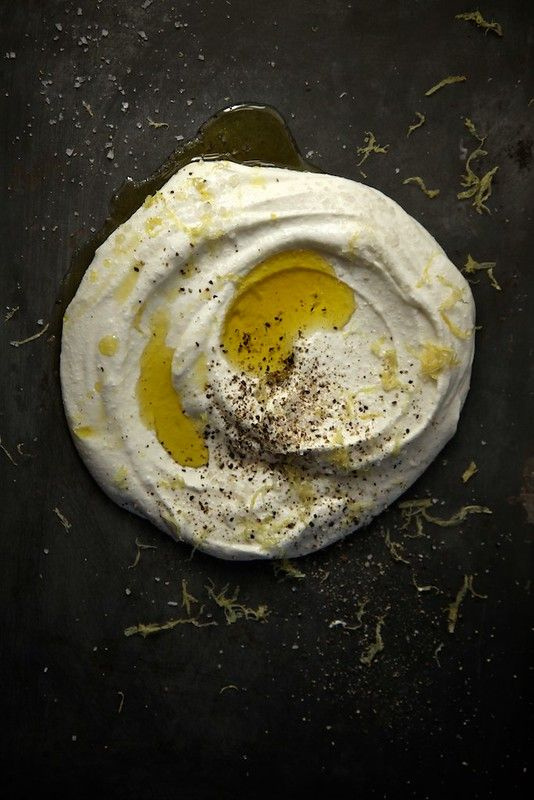 Ricota cremosa com azeite de oliva, pimenta e raspas de limão vista de cima